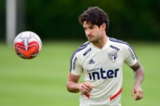 Atacante busca acerto com time após grave lesão