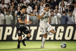 Foto de jogadores de Santos e Corinthians disputando clássico do Brasileirão para ilustrar a opinião de Milton Neves sobre possível rebaixamento do Peixe e do Timão no Brasileirão