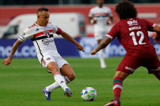 Foto de Rafinha em São Paulo x Fluminense no Brasileirão para ilustar o lateral veterano que abriu o jogo sobre se aposentar ao final do contrato com o Tricolor