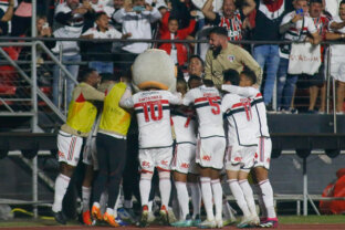 Foto de jogadores do São Paulo celebrando para ilustrar o Tricolor que enfrenta o rival paulista Red Bull Bragantino no Brasileirão Série A com chance de entrar na briga do topo do Campeonato Brasileiro